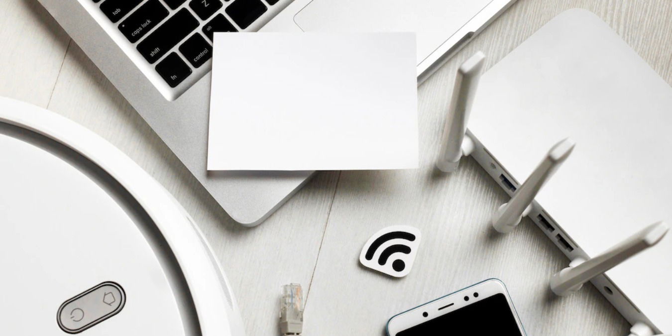 Cette photo montre une vue de dessus d'un routeur wi-fi avec des appareils contrôlés sans fil
