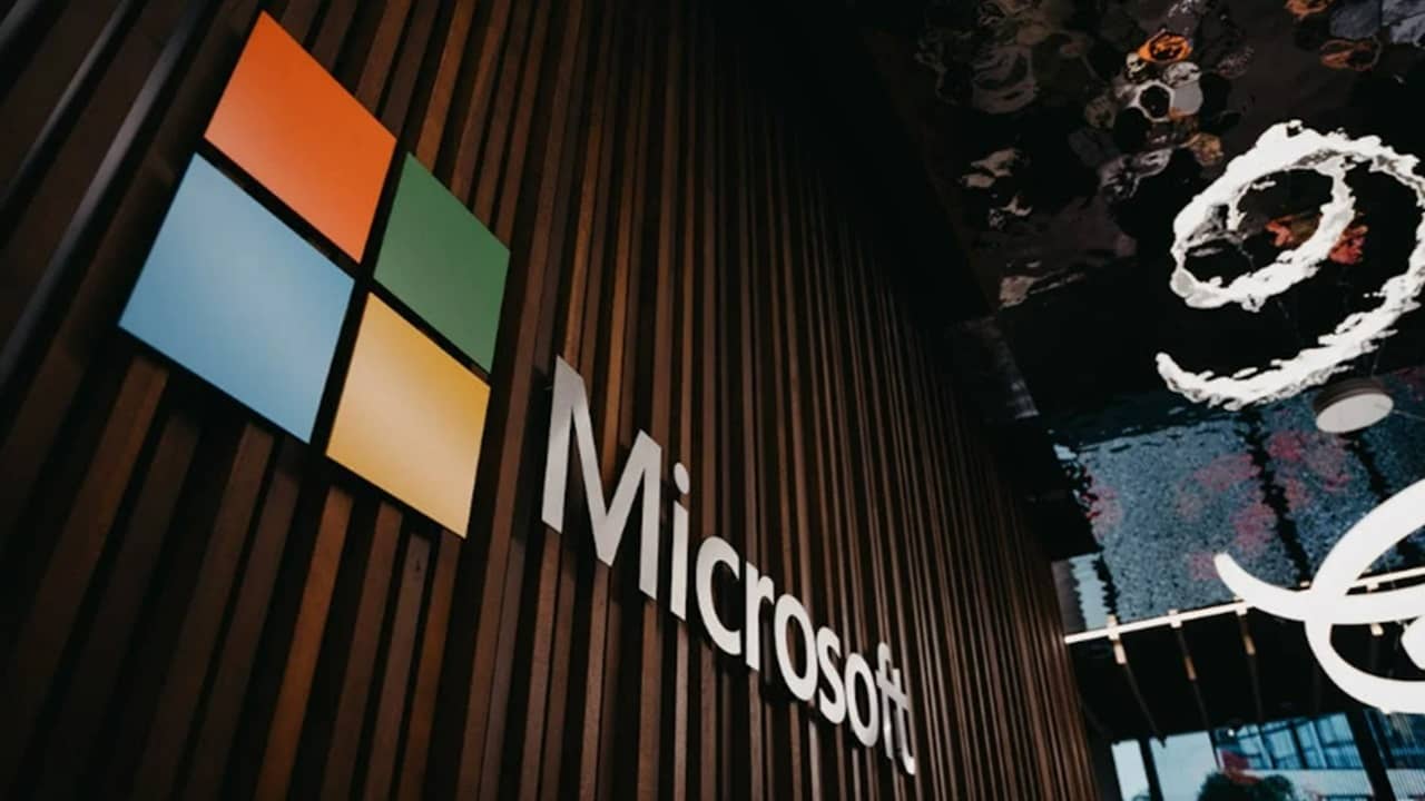 マイクロソフトのロゴが建物にある。