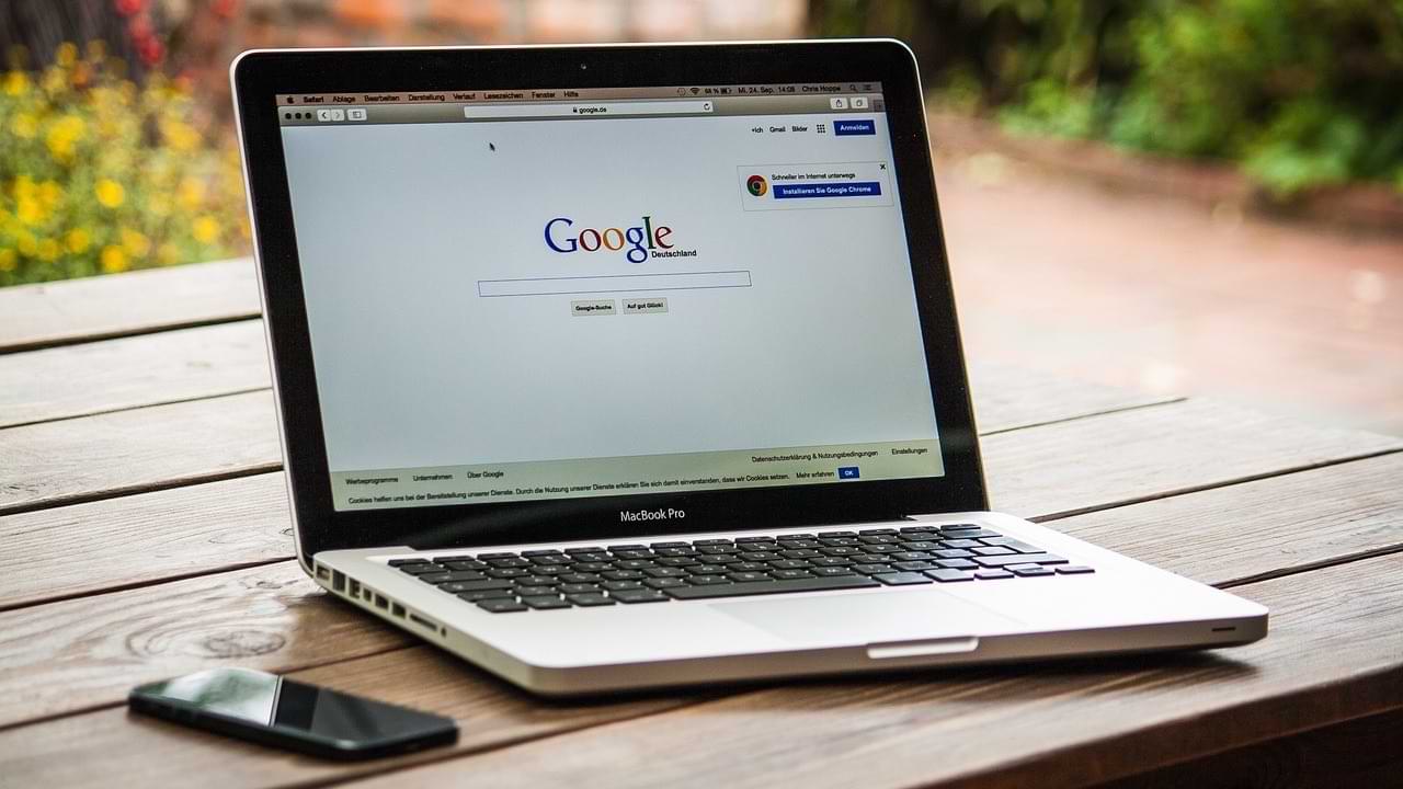 画面にGoogle Chromeが表示されたコンピュータ