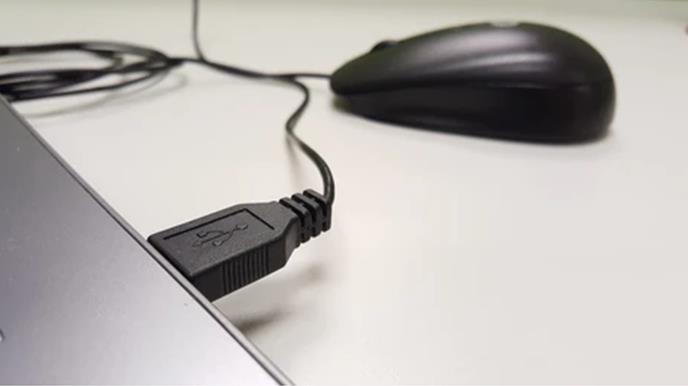 Connessione cavo mouse