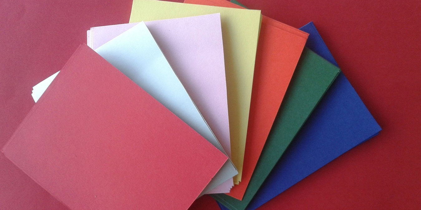 Papiers colorés représentant des catégories de couleur