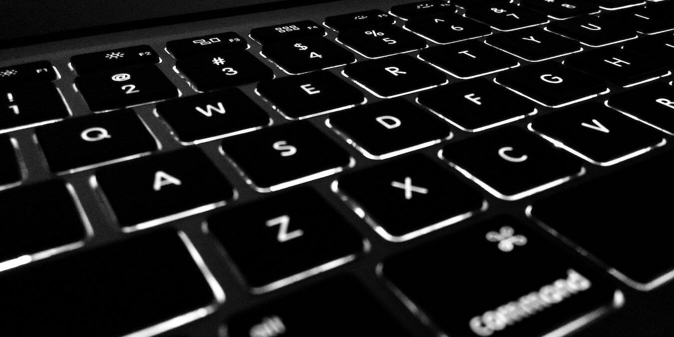 Una tastiera Mac, in primo piano.