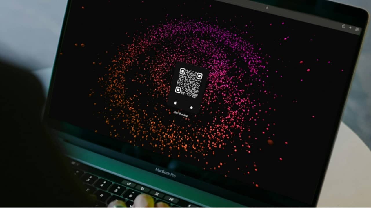 QRコードが表示されたラップトップ
