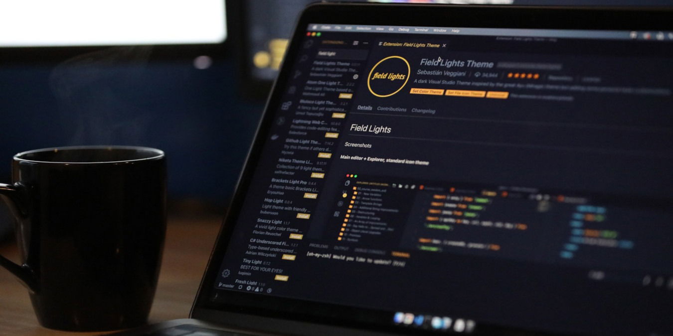 Ein Foto eines Laptops, der VSCode ausführt.