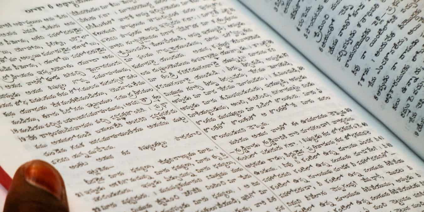 Um livro em uma língua estrangeira.