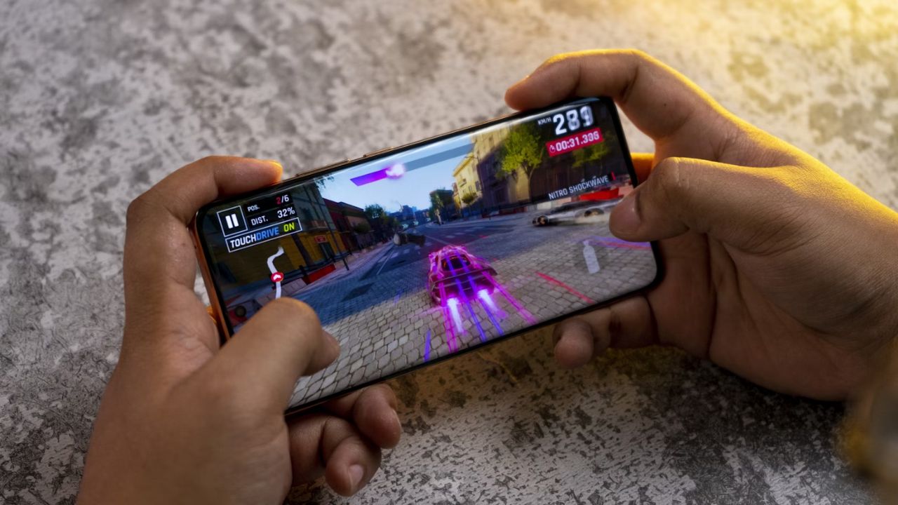 Giocare a un gioco di corse su un telefono Android.