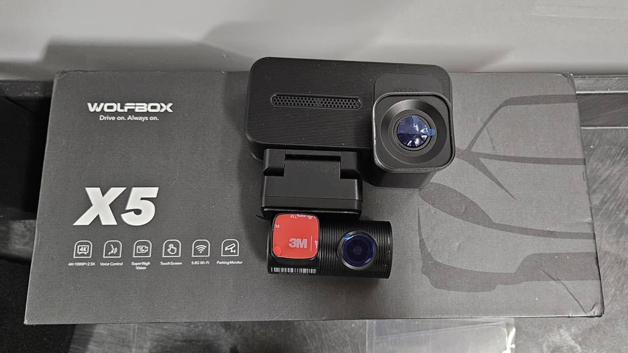 WolfBox X5 Dash Cam auf einer Box.