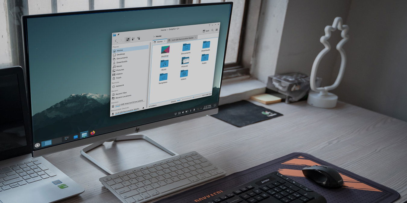 Ein Foto, das einen laufenden Desktop-Computer zeigt.
