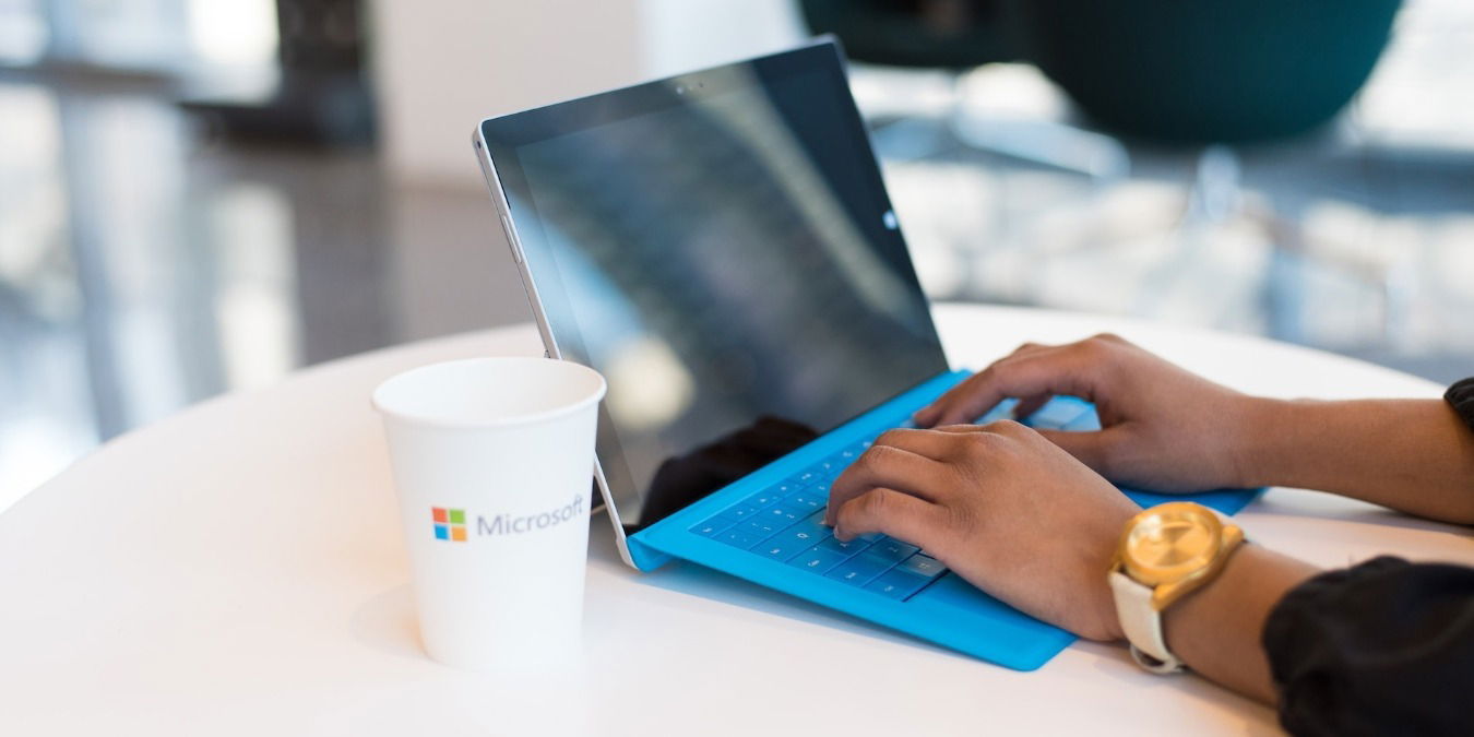 Человек использует синий ноутбук Windows